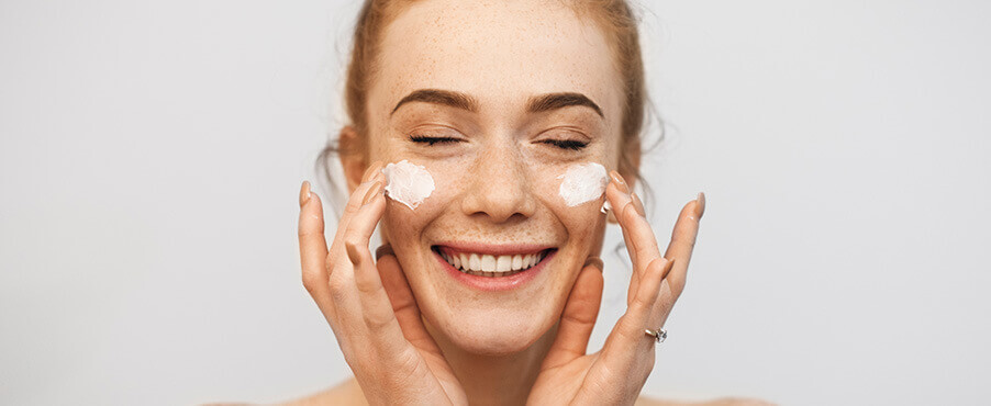 Nakładanie na policzki kremu nawilżającego