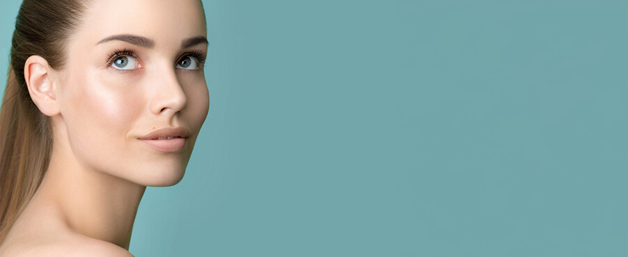 Kobieta o pięknej skórze dzięki ceramidom w kosmetykach